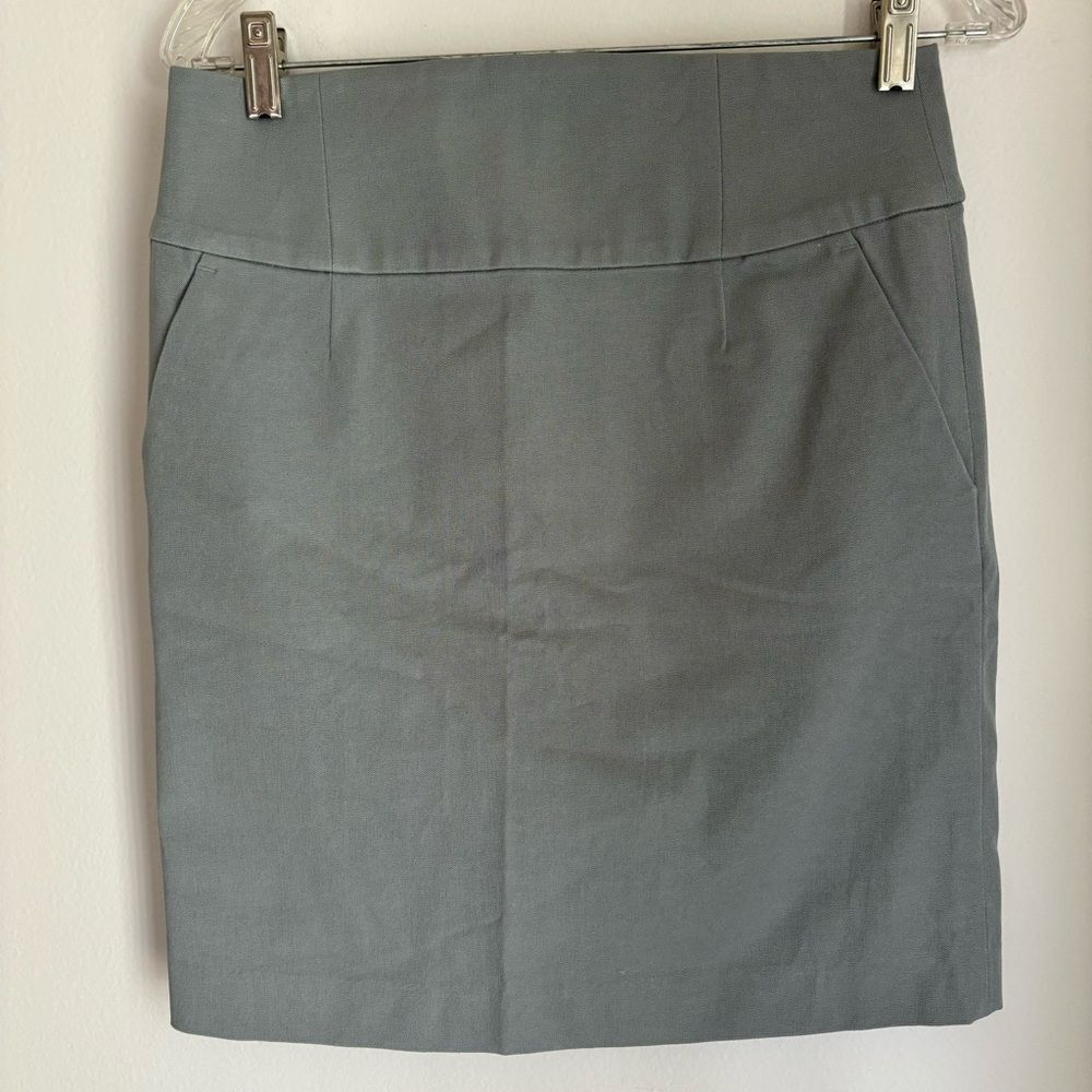 Banana Republic Women’s gray pencil straight stretch skirt size 6P - NWOT!